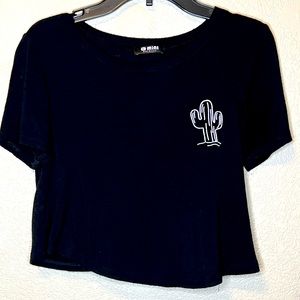 Black crop top with cactus. A soft fabric and very comfortable.